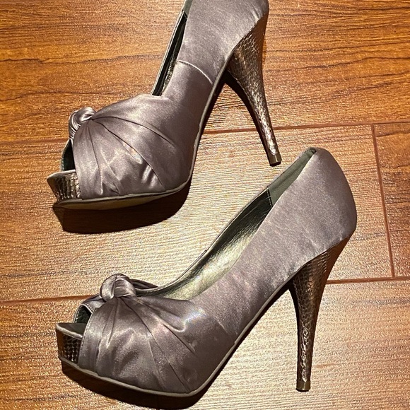 Steve Madden Metallic Grey Satin Heels - Picture 3 of 4